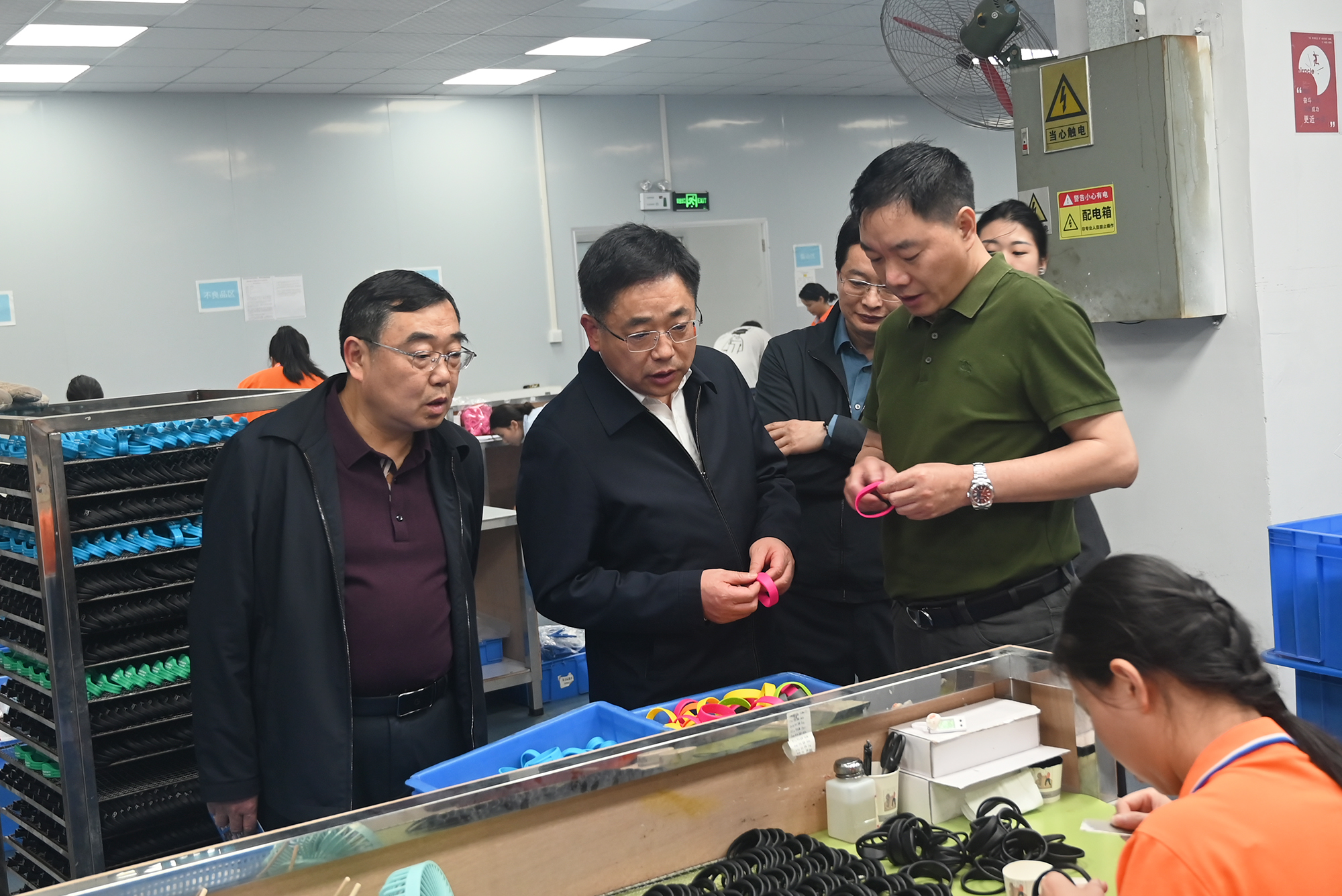 蘄春縣人大常委會黨組書記主任蔡壽益蒞臨卡立方集團RFID電子標簽工廠考察指導(dǎo)