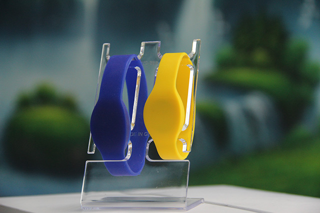 硅膠腕帶RFID電子標簽提升倉儲與物流效率,票務(wù)通行也更方便 硅膠腕帶RFID電子標簽提升倉儲與物流效率,票務(wù)通行也更方便