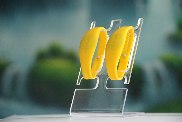 硅膠腕帶廠家:硅膠腕帶RFID電子標(biāo)簽與NFC之間的關(guān)系